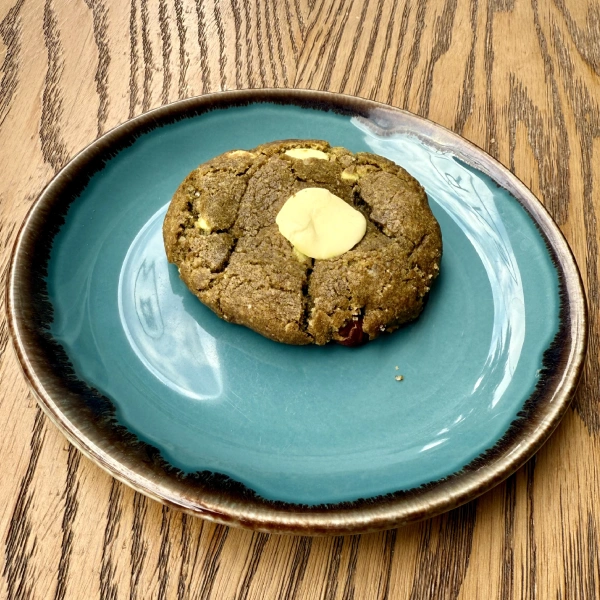 Cookie matcha white chocolate & hazelnuts